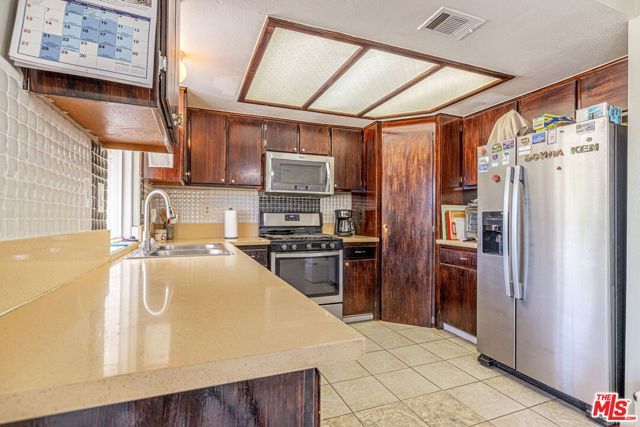38625 159th Street, Lake Los Angeles, CA 93591