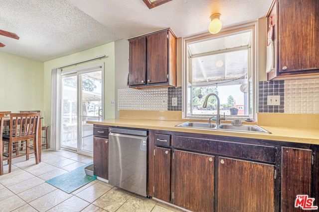 38625 159th Street, Lake Los Angeles, CA 93591