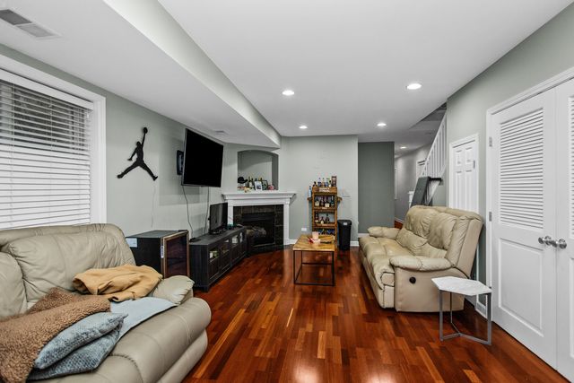 1413 N Bosworth Avenue 1, Chicago, IL 60642