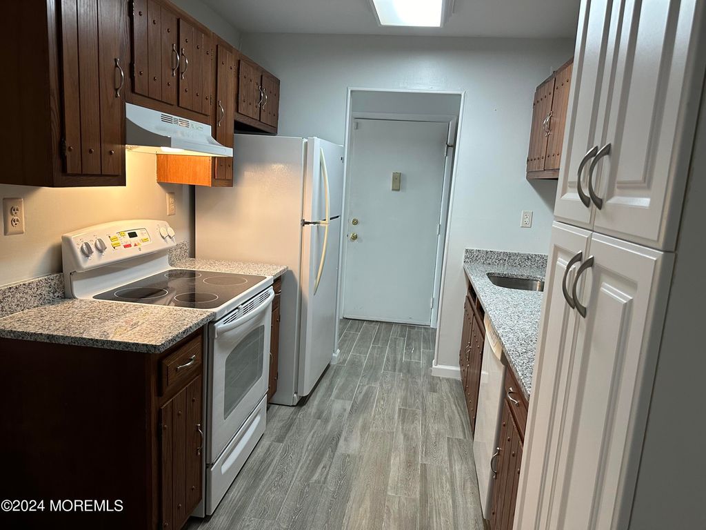 120 Amberly Drive B, Manalapan, NJ 07726