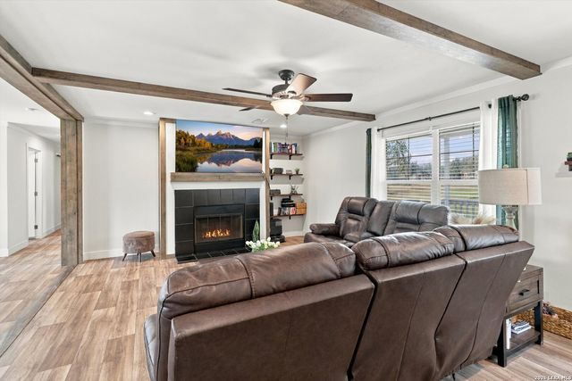 152 SYRAH ST, La Vernia, TX 78121