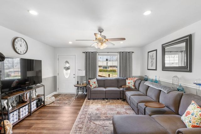 712 WEYLAND DR, Boonville, MO 65233