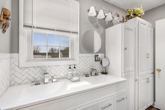 712 WEYLAND DR, Boonville, MO 65233