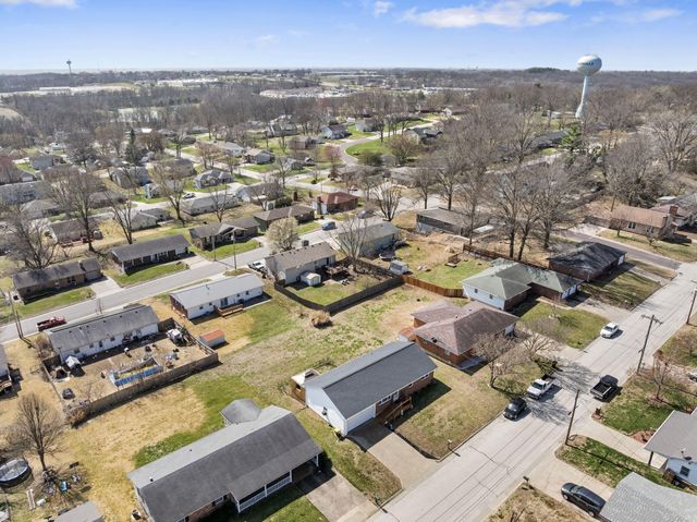 712 WEYLAND DR, Boonville, MO 65233