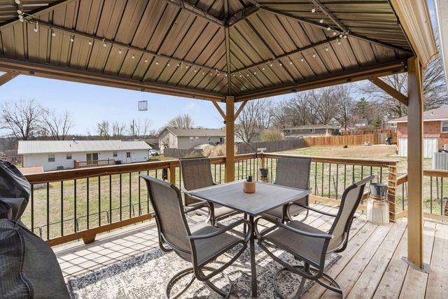 712 WEYLAND DR, Boonville, MO 65233