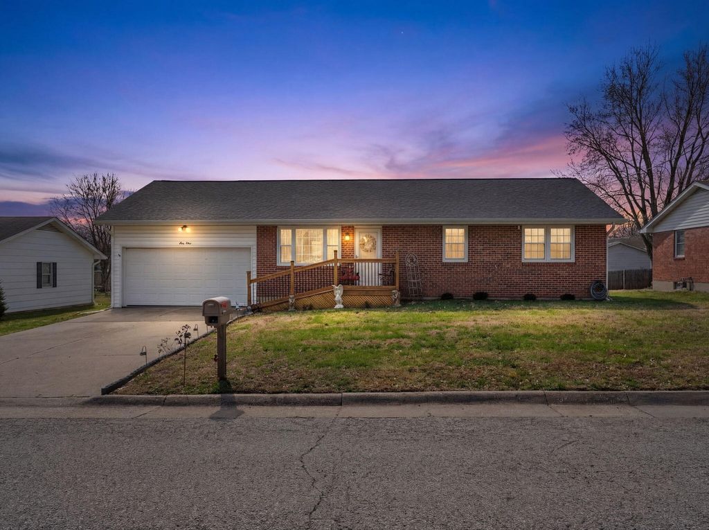 712 WEYLAND DR, Boonville, MO 65233