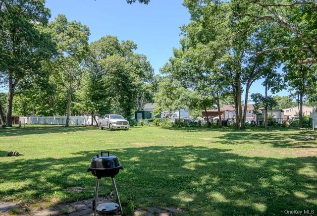 41 Fig Street, Central Islip, NY 11722