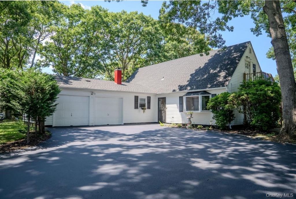 41 Fig Street, Central Islip, NY 11722