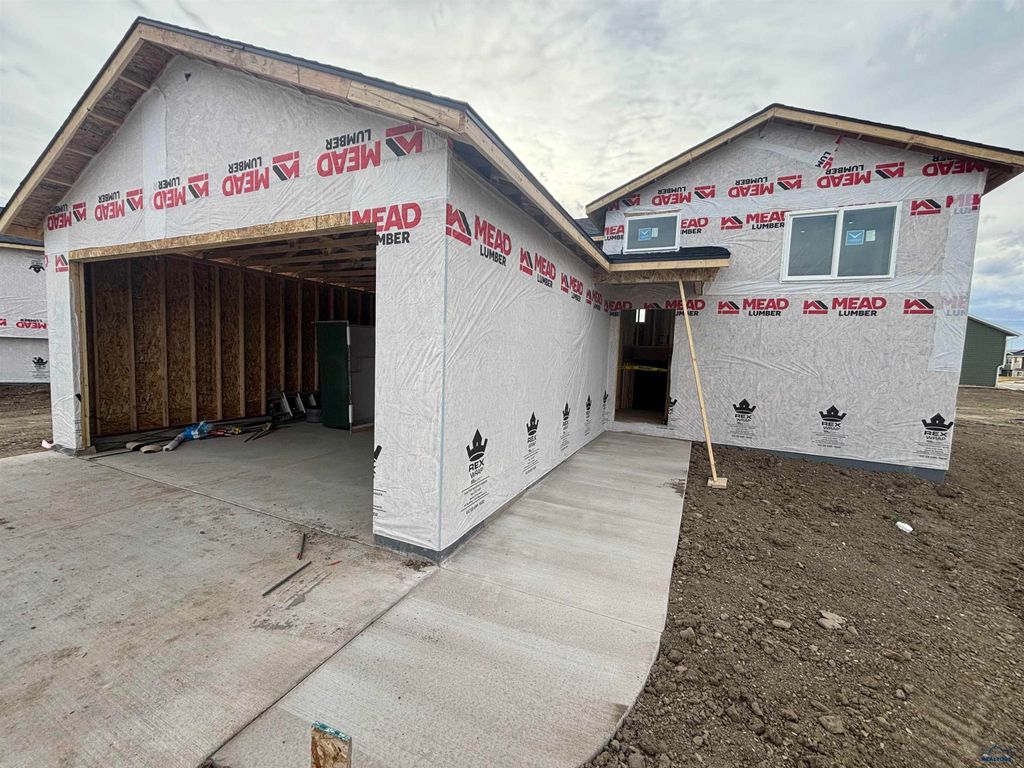 864 BUSHNELL CT, Box Elder, SD 57719