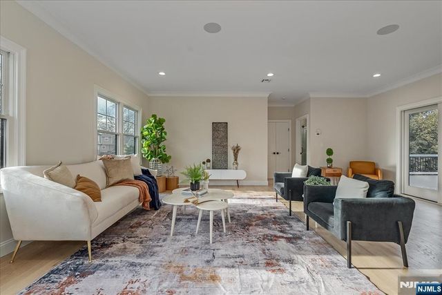 11 Laurel Place, Fairfield, NJ 07004