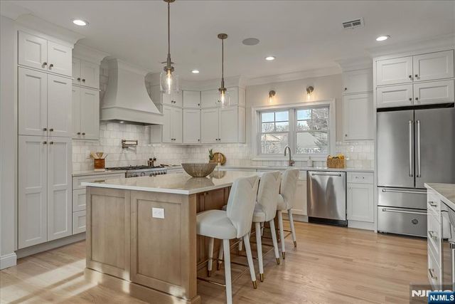 11 Laurel Place, Fairfield, NJ 07004