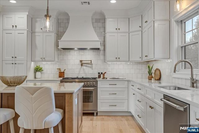 11 Laurel Place, Fairfield, NJ 07004