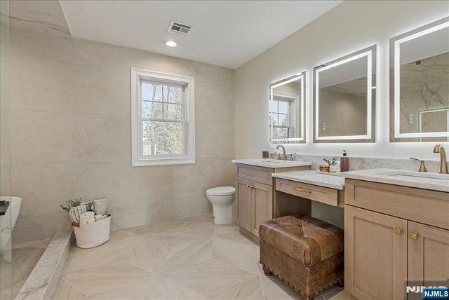 11 Laurel Place, Fairfield, NJ 07004