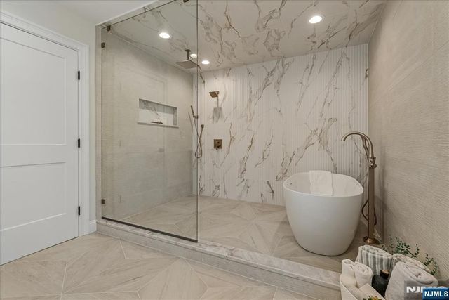 11 Laurel Place, Fairfield, NJ 07004