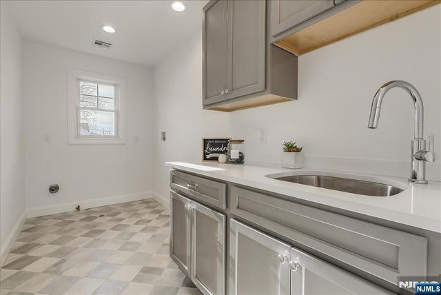 11 Laurel Place, Fairfield, NJ 07004