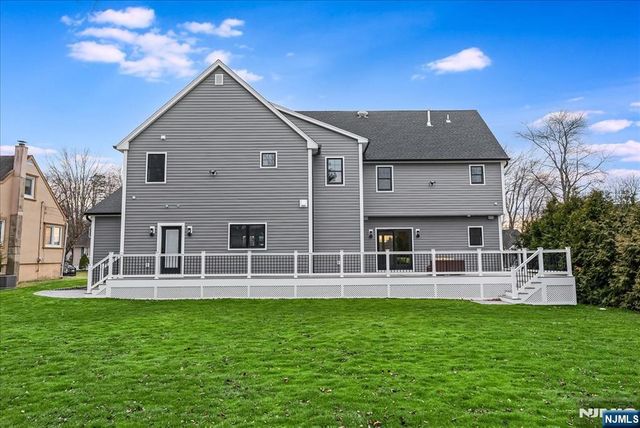 11 Laurel Place, Fairfield, NJ 07004