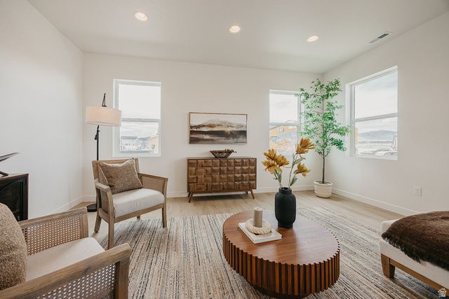 5233 S PARAMOUNT DR, Riverdale, UT 84405