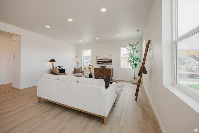 5233 S PARAMOUNT DR, Riverdale, UT 84405