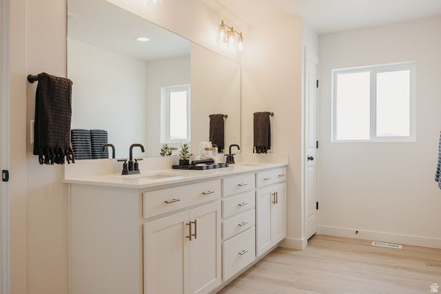 5233 S PARAMOUNT DR, Riverdale, UT 84405