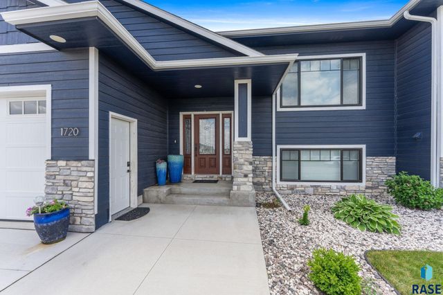 1720 N Paddington Trl Trail, Sioux Falls, SD 57110