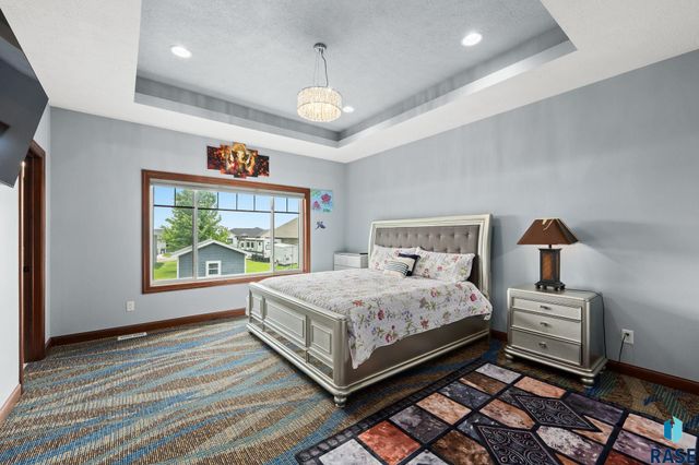 1720 N Paddington Trl Trail, Sioux Falls, SD 57110