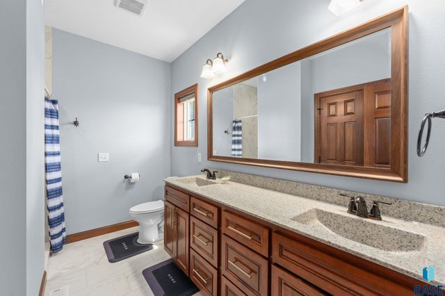1720 N Paddington Trl Trail, Sioux Falls, SD 57110