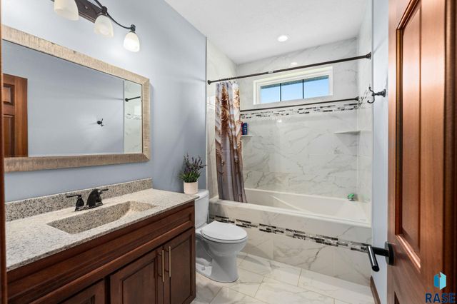 1720 N Paddington Trl Trail, Sioux Falls, SD 57110