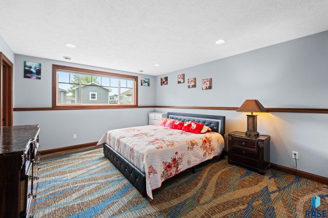 1720 N Paddington Trl Trail, Sioux Falls, SD 57110