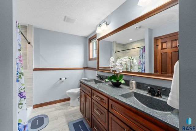 1720 N Paddington Trl Trail, Sioux Falls, SD 57110