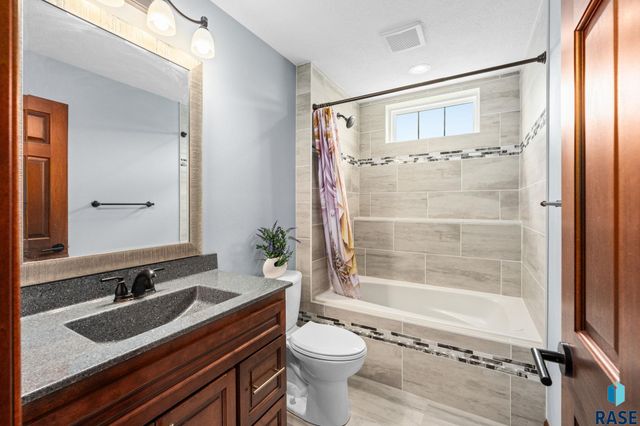 1720 N Paddington Trl Trail, Sioux Falls, SD 57110