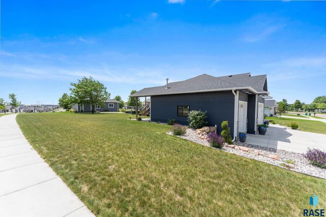 1720 N Paddington Trl Trail, Sioux Falls, SD 57110