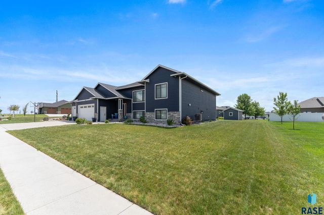 1720 N Paddington Trl Trail, Sioux Falls, SD 57110