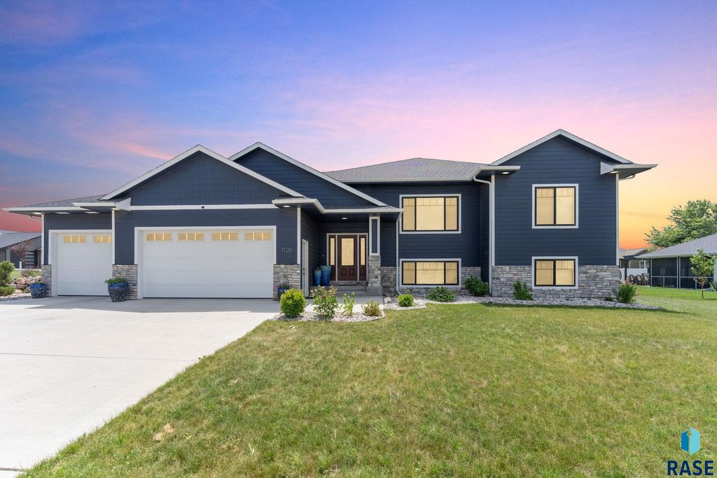 1720 N Paddington Trl Trail, Sioux Falls, SD 57110