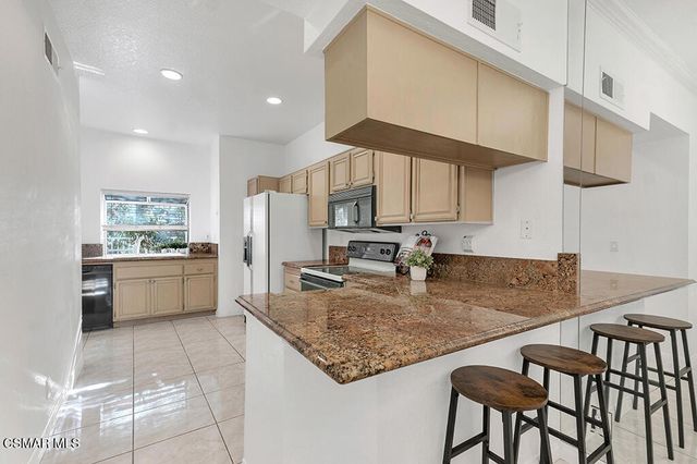 640 Indian Oak Lane 106, Oak Park, CA 91377