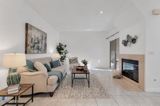 640 Indian Oak Lane 106, Oak Park, CA 91377