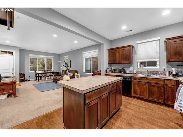 308 Ne NEWHOUSE Rd, Vancouver, WA 98663