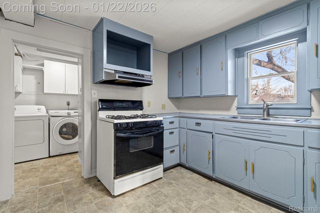 5903 N Silvery Lane, Dearborn Heights, MI 48127