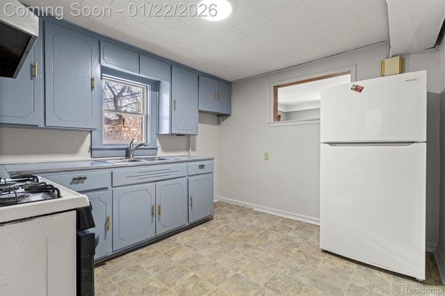 5903 N Silvery Lane, Dearborn Heights, MI 48127