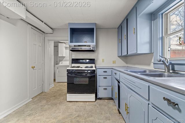 5903 N Silvery Lane, Dearborn Heights, MI 48127