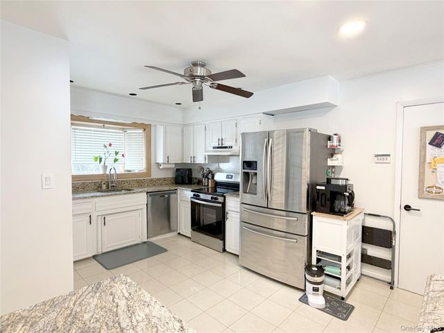 22 Berkshire Road, West Babylon, NY 11704