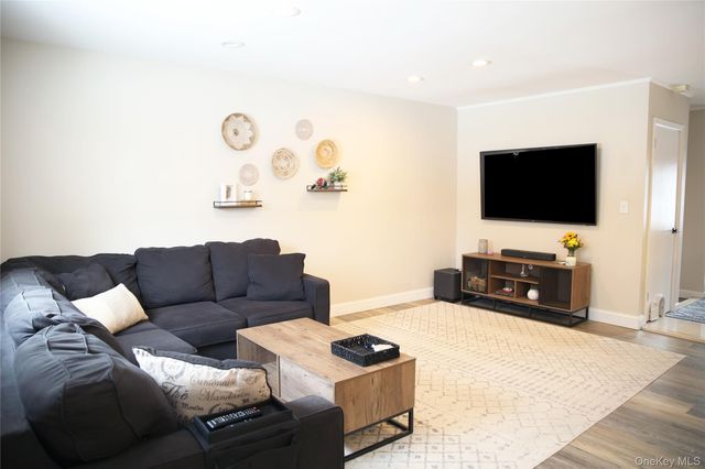 22 Berkshire Road, West Babylon, NY 11704