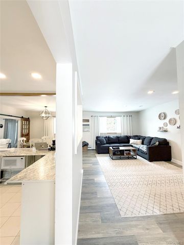 22 Berkshire Road, West Babylon, NY 11704