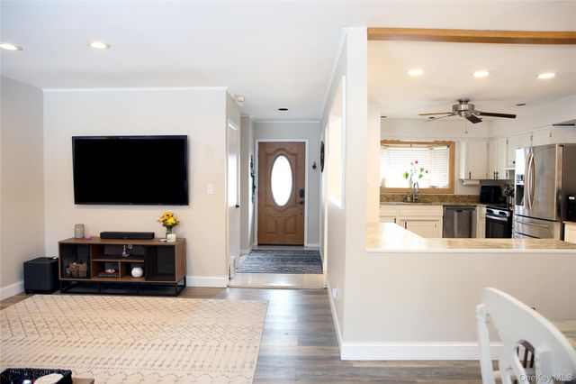 22 Berkshire Road, West Babylon, NY 11704