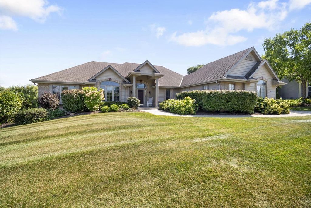 W130N6462 Crestwood DRIVE, Menomonee Falls, WI 53051