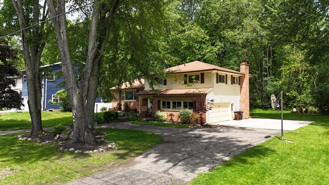 2728 Forest Lake Drive, Jackson, MI 49203