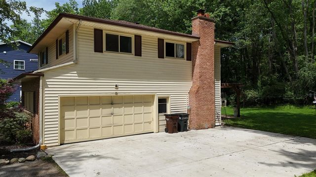 2728 Forest Lake Drive, Jackson, MI 49203