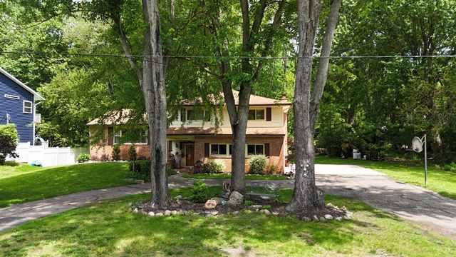 2728 Forest Lake Drive, Jackson, MI 49203