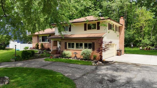 2728 Forest Lake Drive, Jackson, MI 49203