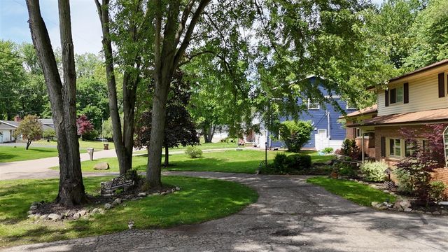 2728 Forest Lake Drive, Jackson, MI 49203