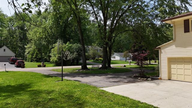 2728 Forest Lake Drive, Jackson, MI 49203